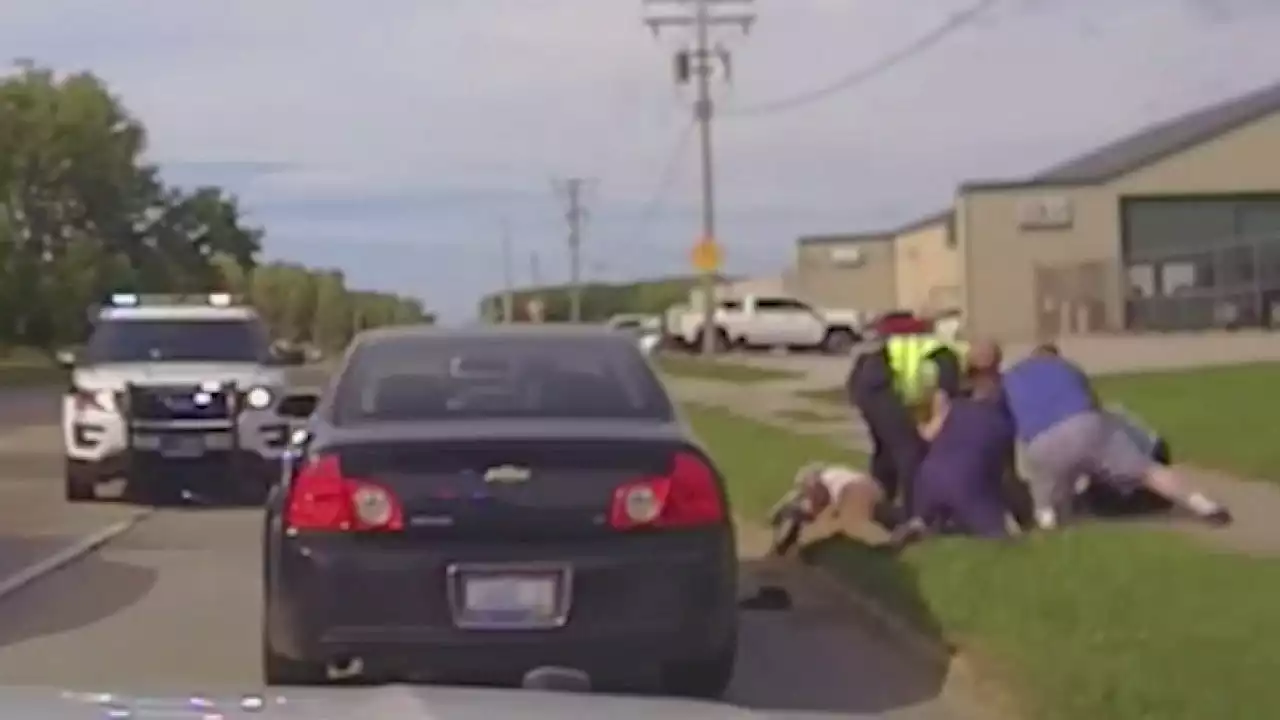 Ohio good Samaritans rush to help police officer in roadside struggle: 'You don't do that to a woman'