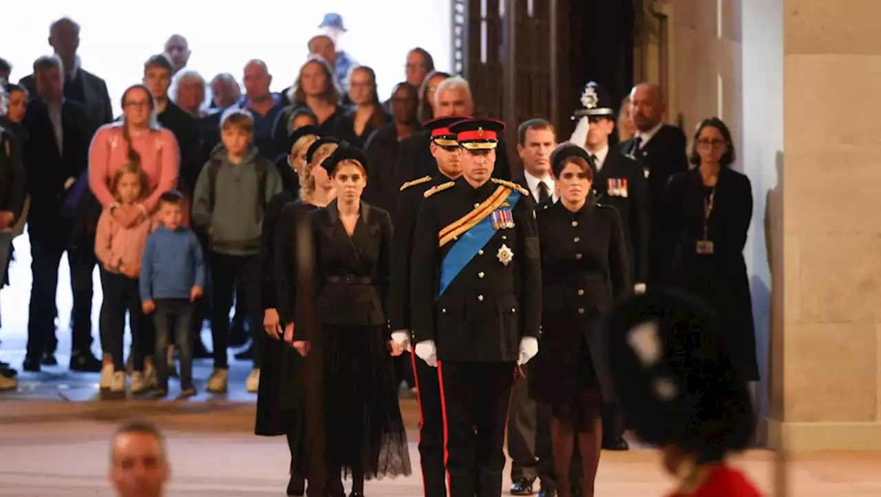 VIDEO. Funérailles d'Elizabeth II : les images du recueillement de William et Harry devant le cercueil de la reine