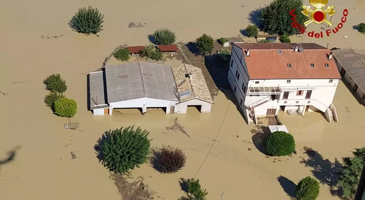 Barbara distrutta dall'alluvione, il sindaco Pasqualini: «Vietato venire in paese, non è un'attrazione turistica»