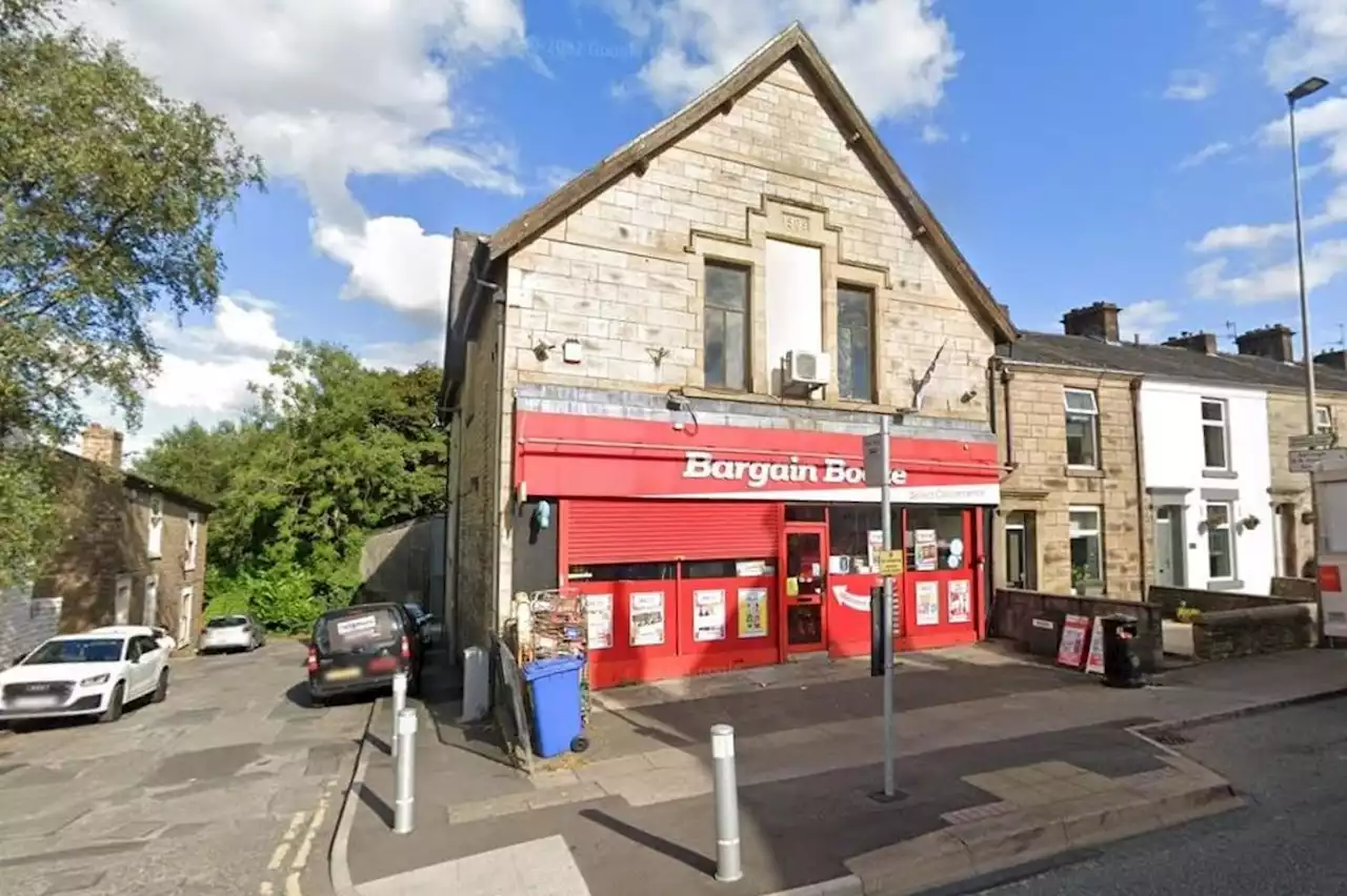 Man armed with weapon threatens two members of Bargain Booze staff before stealing cash