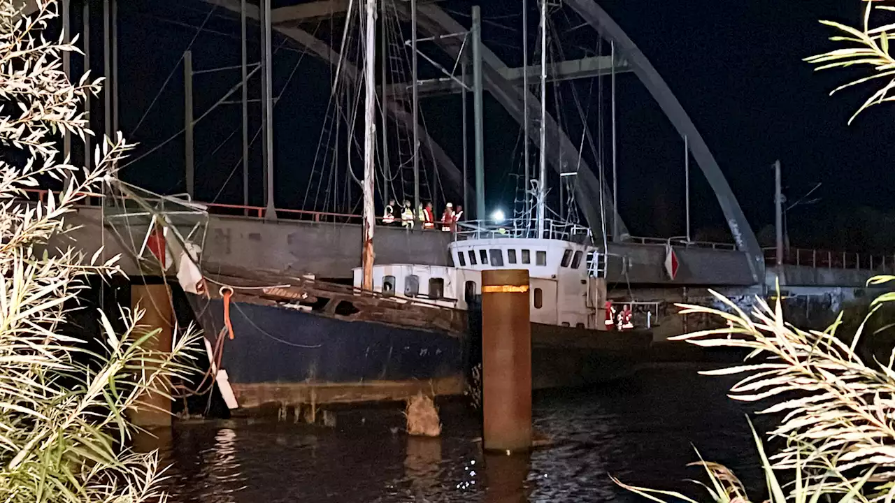 Im Norden: Schiff kracht in Eisenbahnbrücke – Zugverkehr nach Sylt gesperrt