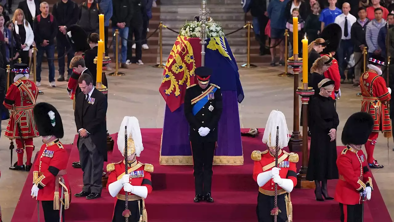 Emotional: Enkel der Queen halten Mahnwache an ihrem Sarg