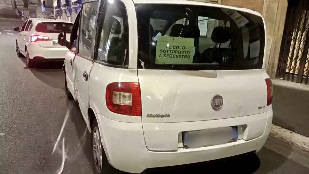 Insegna luminosa e cartelli per trasformare l'auto in un taxi: la truffa del finto tassista