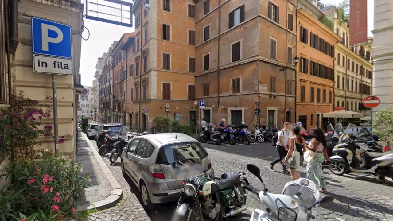 La coppia di borseggiatori linciata dai turisti appena derubati