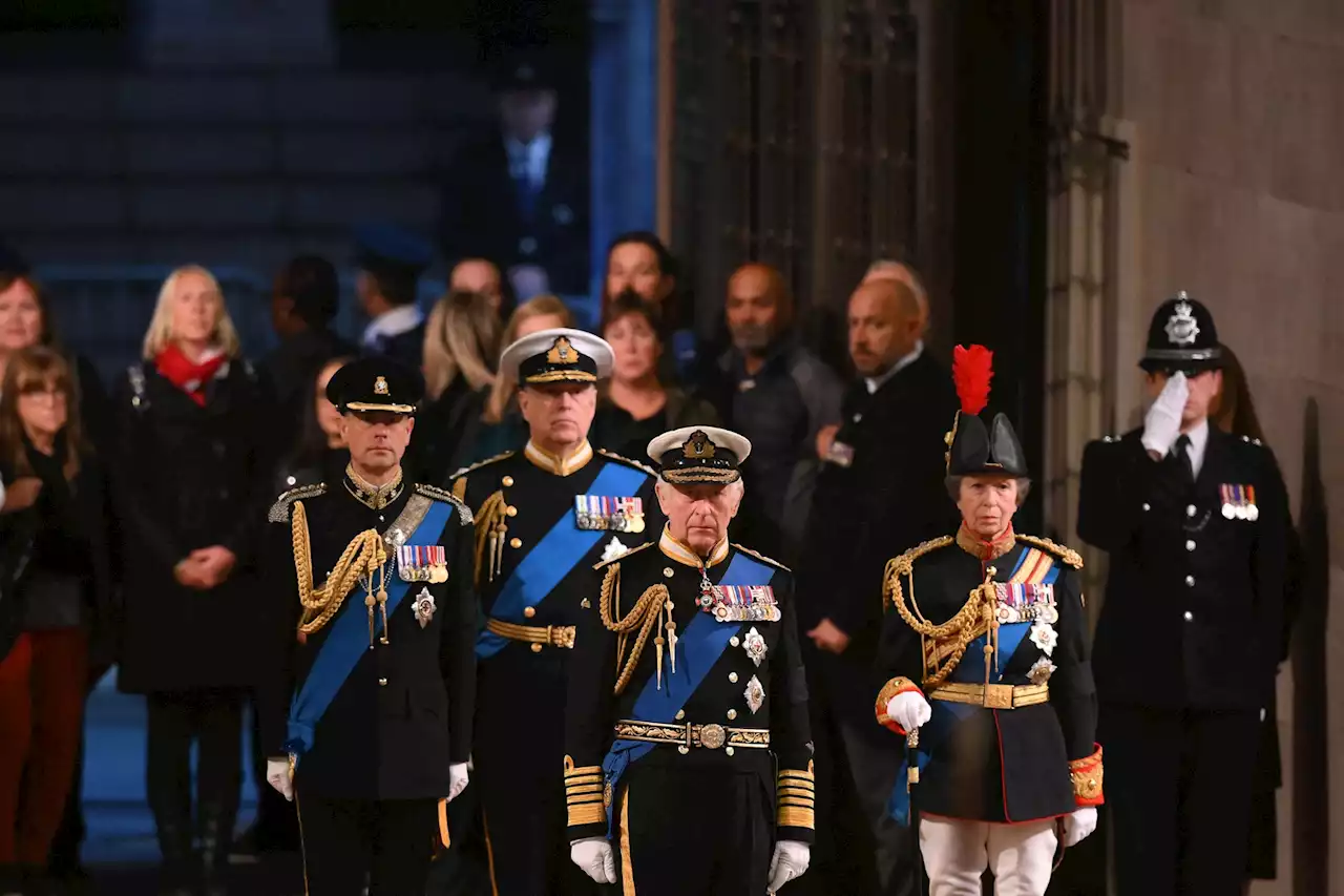 DIAPORAMA - Mort d'Elizabeth II : Charles III et ses frères et sœur ont veillé auprès du cercueil de la reine