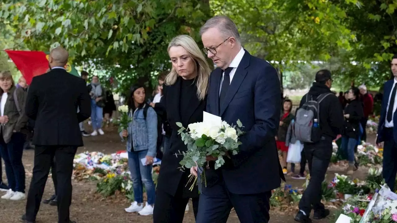 Albanese's touching tribute to Her Majesty in busy London park