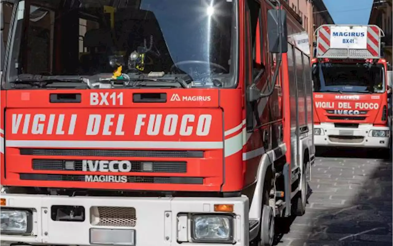 Incendio nel deposito di una cartiera a Ciriè: fiamme sotto controllo