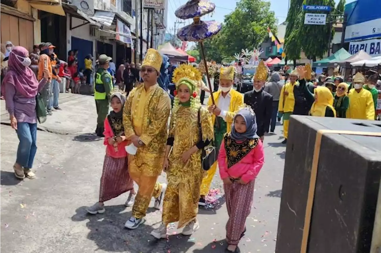 Meriahnya Kirab Budaya Jarwana, Paradenya Warga 3 Etnis di Jayengan Solo