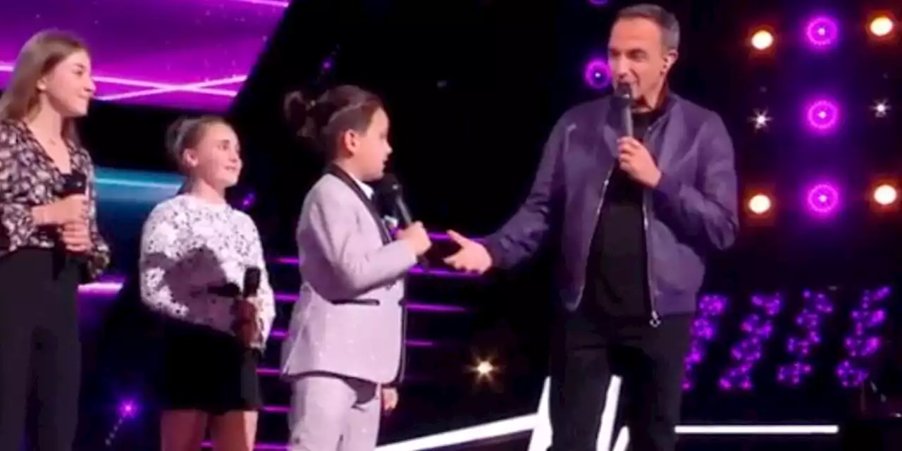 'Vous êtes beau gosse' : la drôle de remarque de Nahel à Nikos Aliagas lors des battles de The Voice Kids !