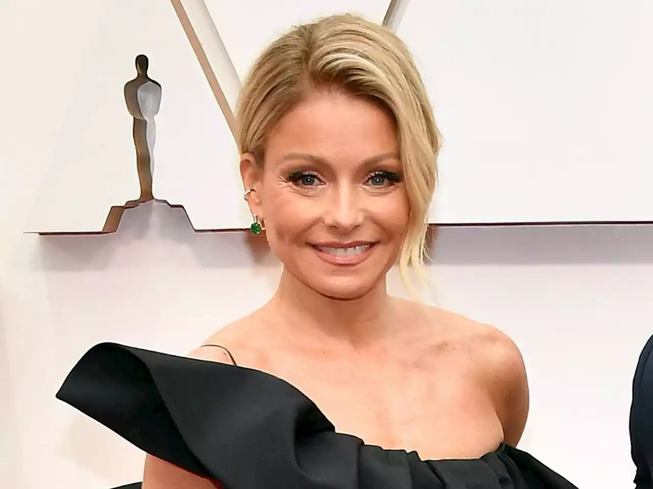 Kelly Ripa recalls 'passing out' while having sex due to ovarian cysts