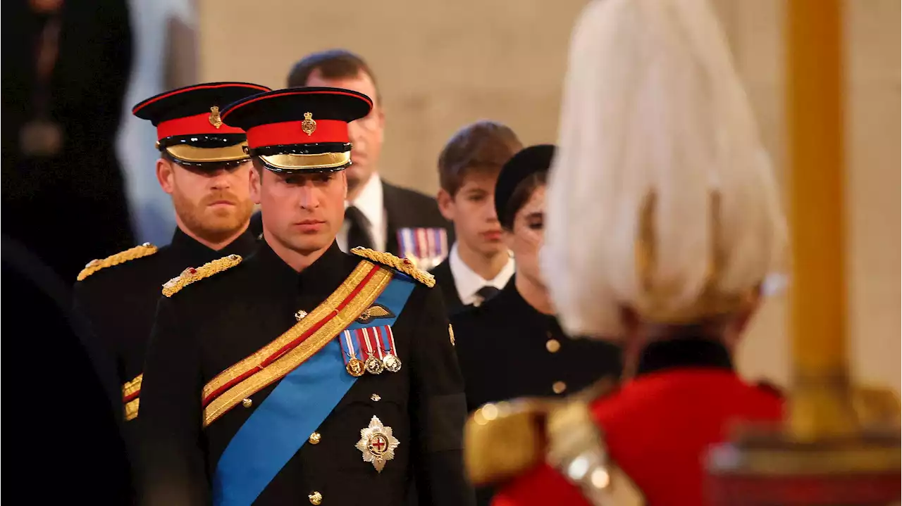 William, Harry (in divisa) e il bellissimo omaggio di Lady Louise Windsor: la veglia dei nipoti della regina intorno al feretro