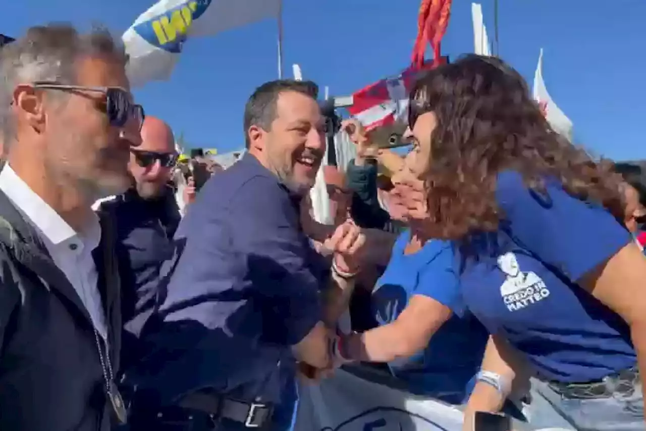 Lega, bagno di folla per Salvini a Pontida: 'Qui voglia di futuro' - Video