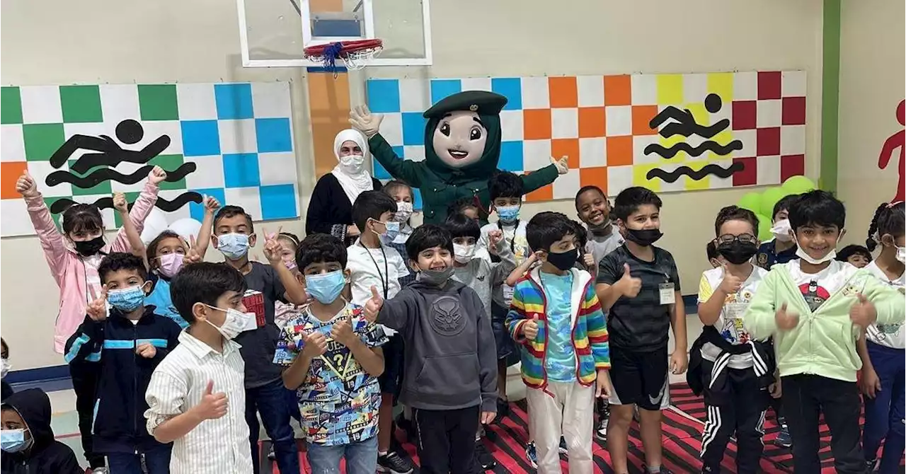 شرطة دبي تواصل نشر الوعي المروري بين طلبة «دبي الوطنية» | صحيفة الخليج