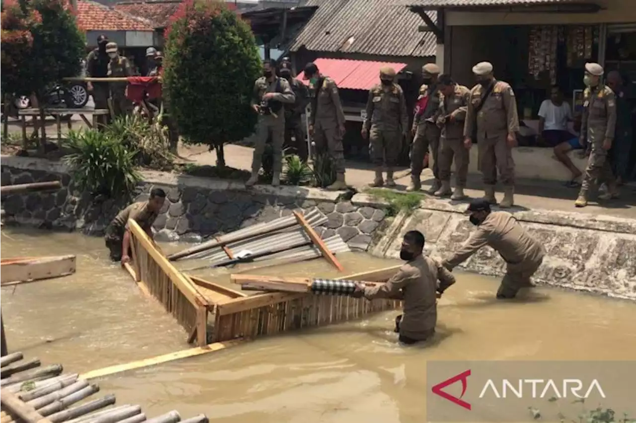 Satpol PP Bekasi bongkar bangunan liar lahan irigasi