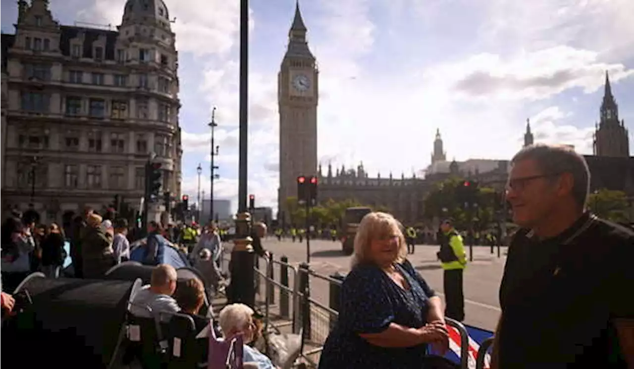 Warga Inggris Berkemah Demi Saksikan Pemakaman Ratu Elizabeth