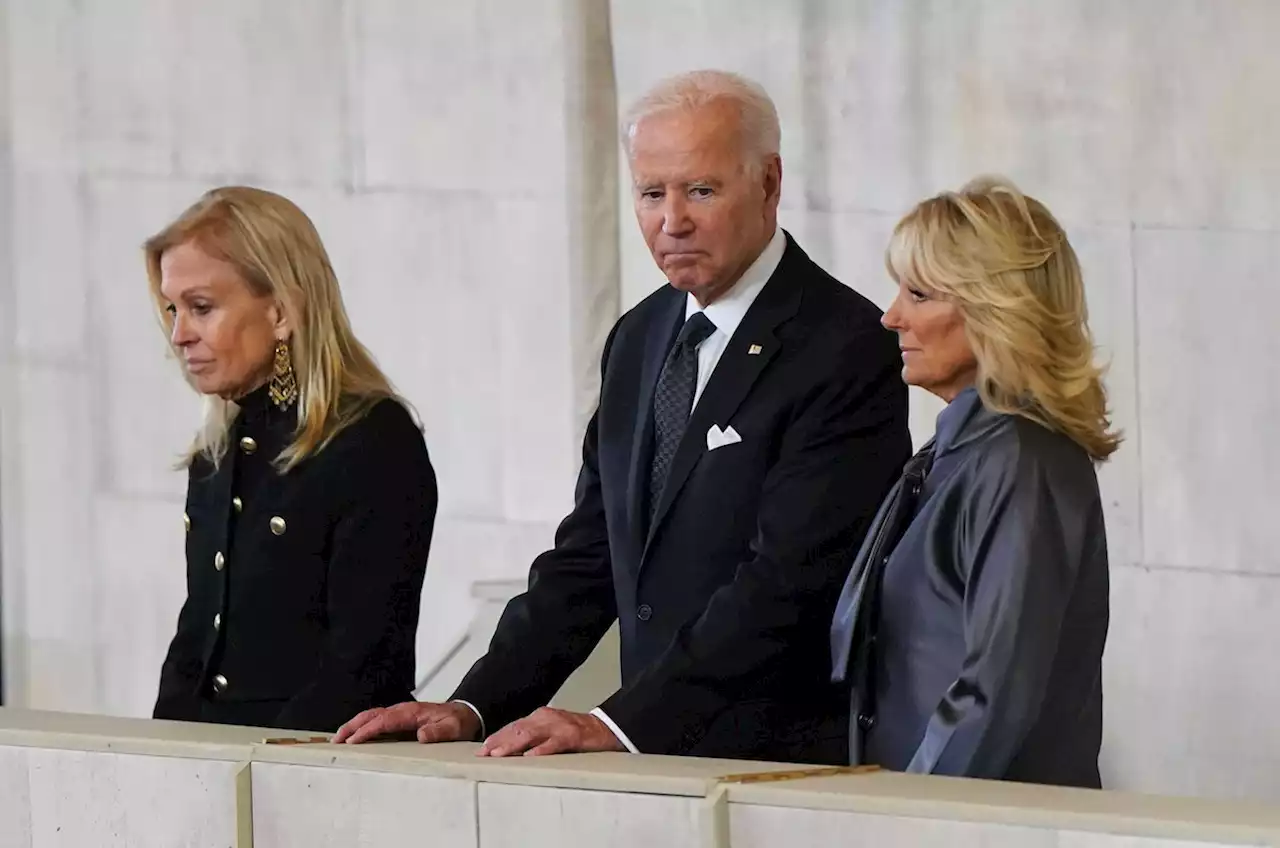 Letzte Ehre: US-Präsident Biden am Sarg der Queen