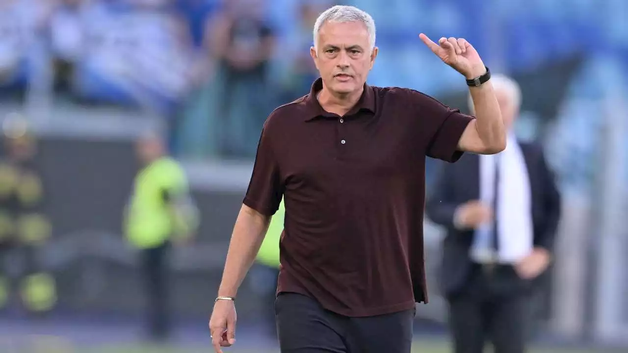 Roma-Atalanta, succede di tutto: Mourinho entra in campo e viene espulso - Calciomercato