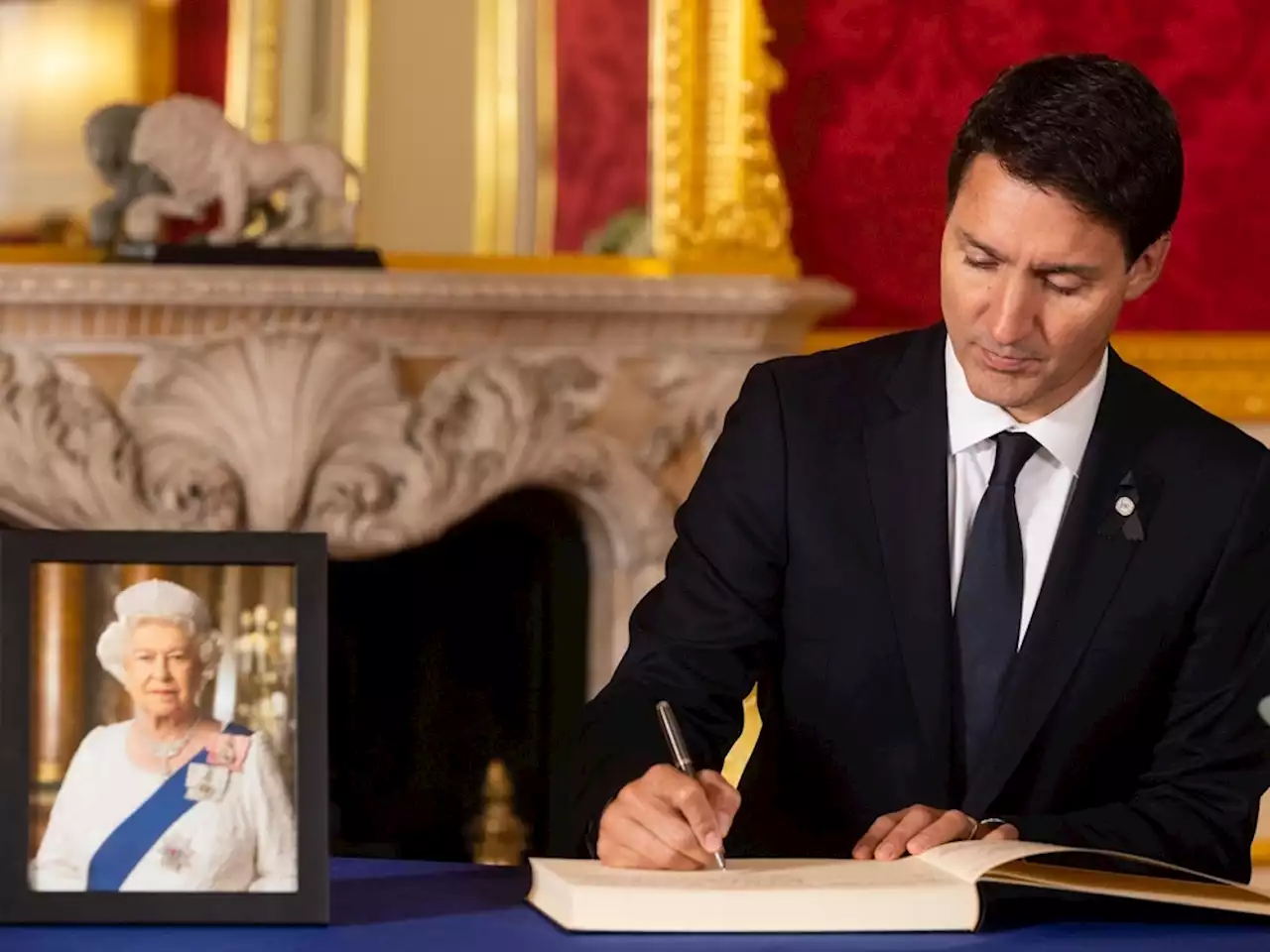 Trudeau attends Queen Elizabeth's lying-in-state, meets king