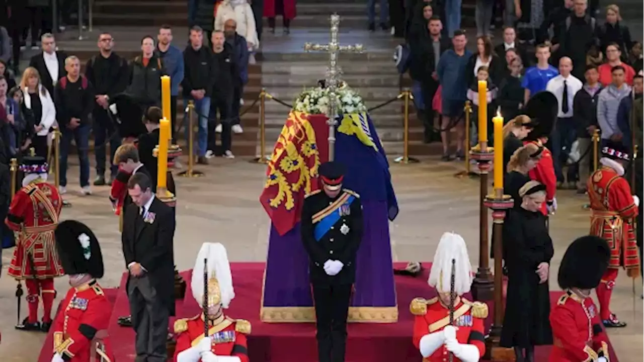 Princes William and Harry lead vigil of Queen Elizabeth's grandchildren at Westminster Palace | CBC News