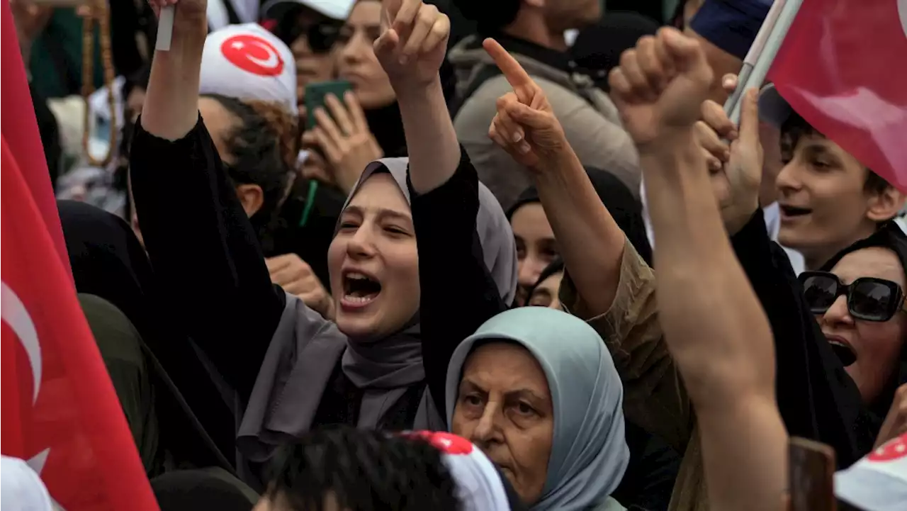 Thousands march in Turkey to demand ban on LGBTQ groups