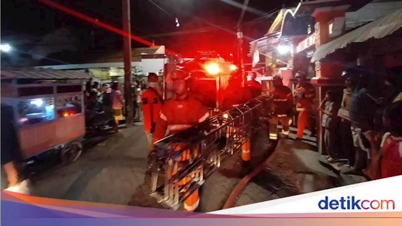 Sebuah Rumah di Jalan Panjang Jiwo Surabaya Terbakar