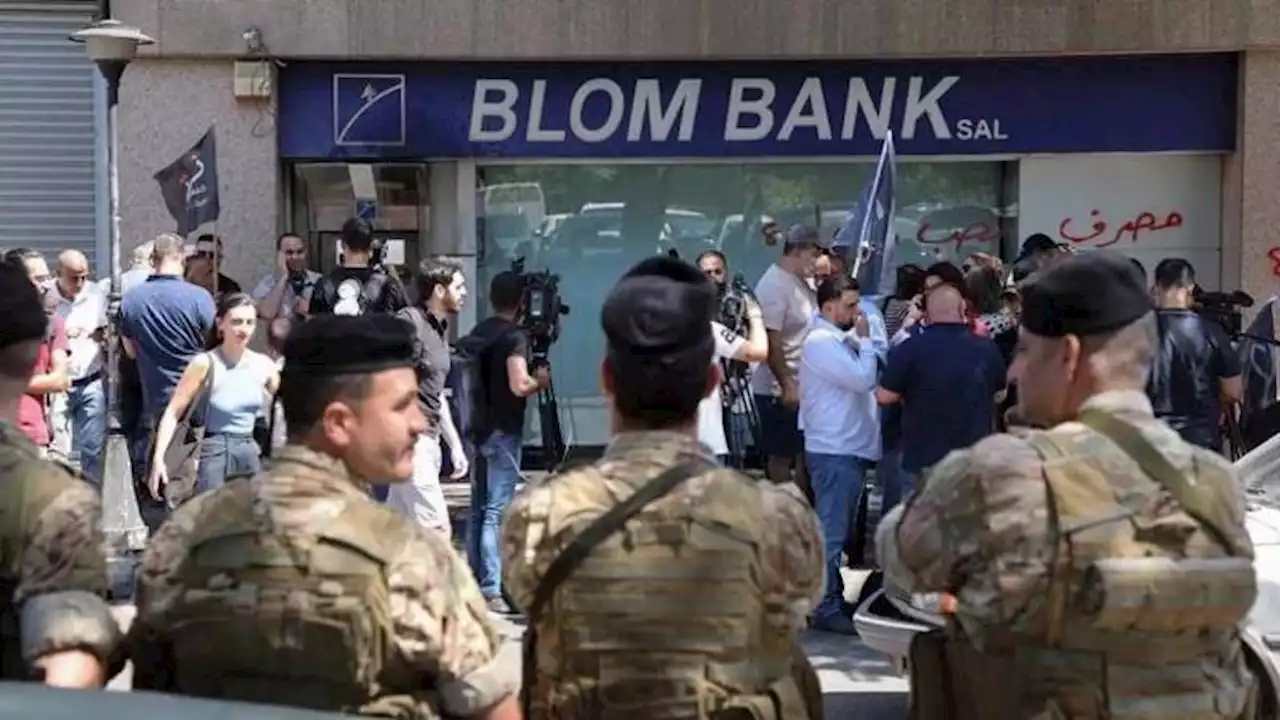لبنان.. اقتحام المصارف يثير جدلا على 'تويتر'.. ومغردون يصفونه بـ 'كرة النار'