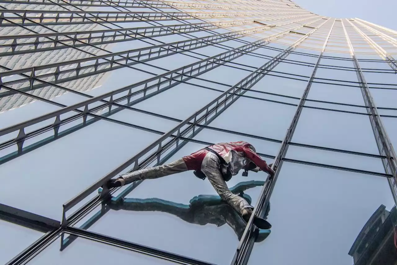 VIDEO. Pour ses 60 ans, le 'Spiderman français', Alain Robert, escalade à mains nues la tour TotalEnergies à Paris