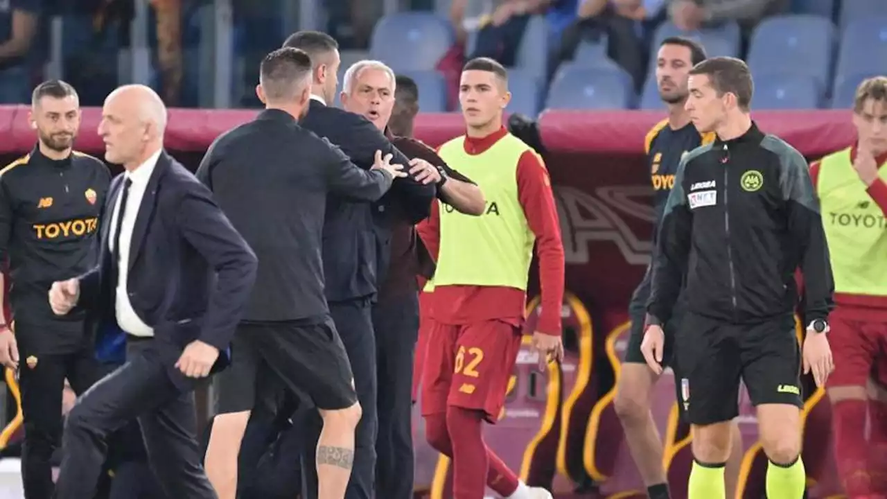 Mou: 'Grande gara della Roma, ma è rigore solo se uno si butta a terra?'