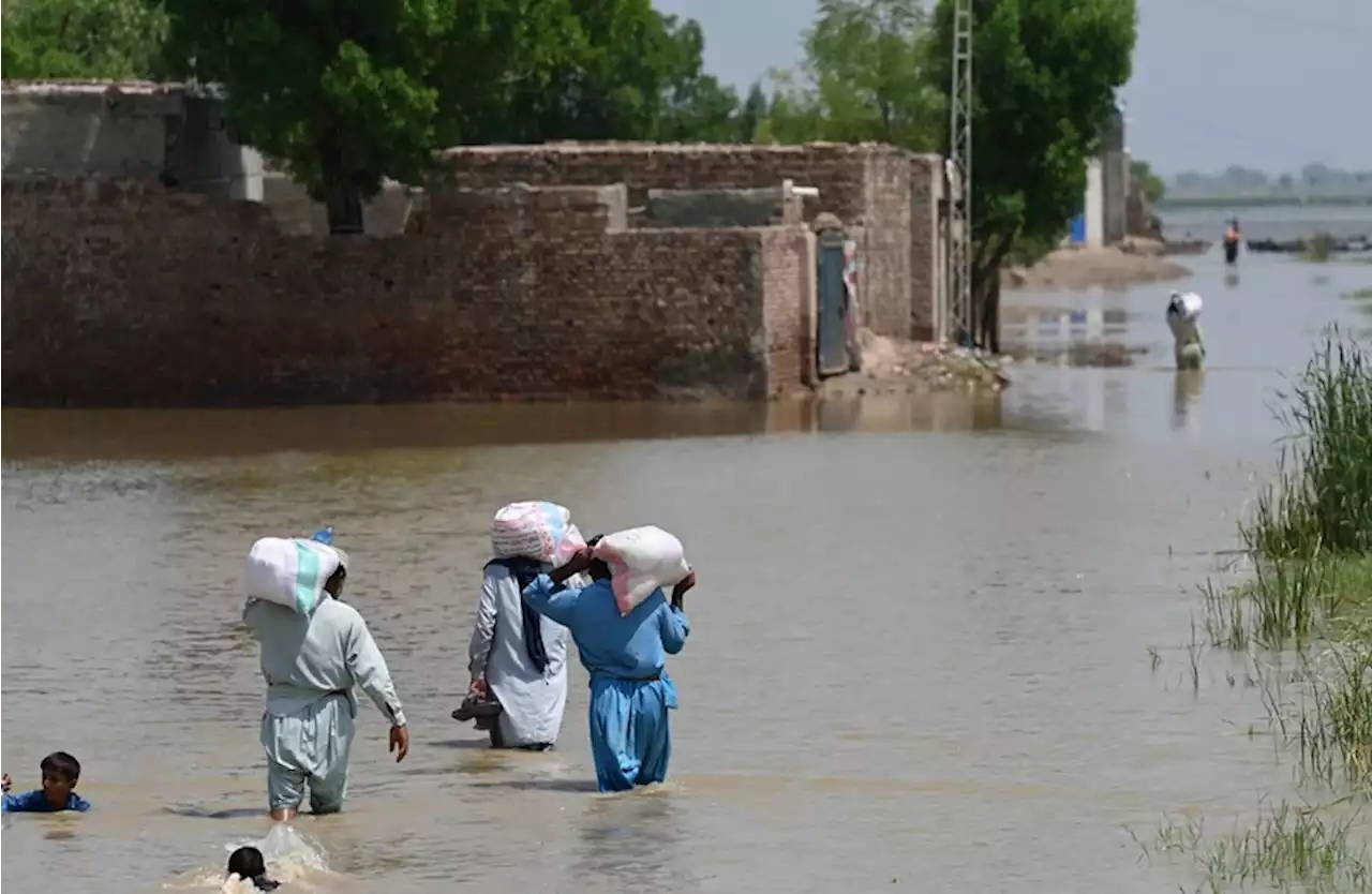 Women forced to stay in flooded Pakistan village