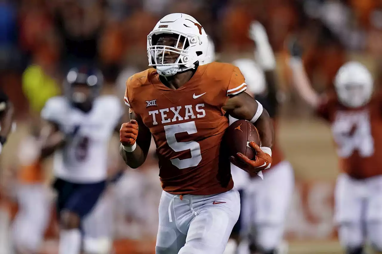 Texas drops in AP poll despite win, Texas A&M moves up one spot