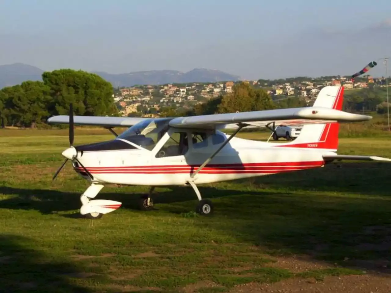 Piccolo aereo da turismo precipita nel vuoto nel Reggiano, pilota e passeggero salvi