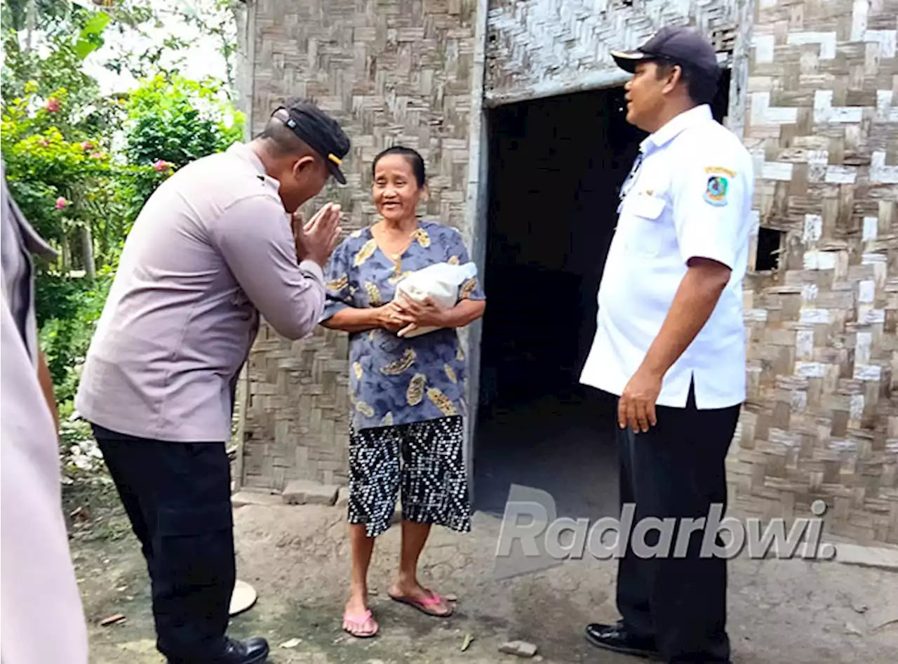 Anggota Polsek Bagi-Bagi Beras ke Warga Pelosok Desa