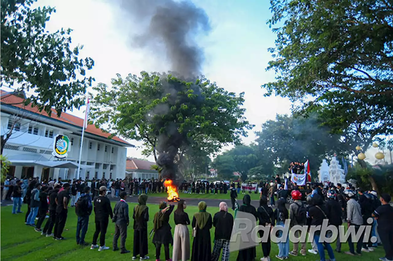 Demo Tolak Kenaikan Harga BBM, Mahasiswa Bakar Ban di Halaman Pemkab Banyuwangi