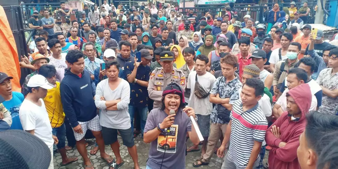 Warga Beraim Geruduk Kantor Desa, Desak Kades Pecat Kadus dan BPD