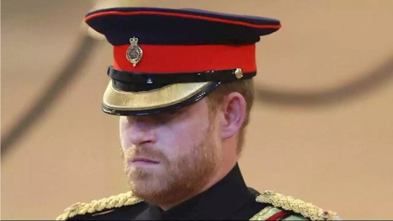 Akhirnya! Pangeran Harry Muncul dengan Seragam Militer di Malam Penjagaan Ratu Elizabeth II