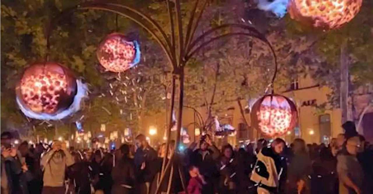 Biennale d’Aix : 30 000 personnes sur le cours Mirabeau éclairé à la bougie