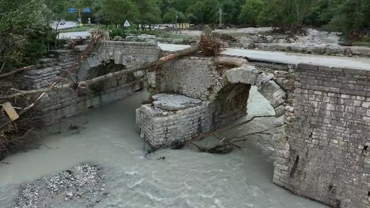 Il ponte romano ha 2000 anni ma resiste all'alluvione: le immagini dal drone