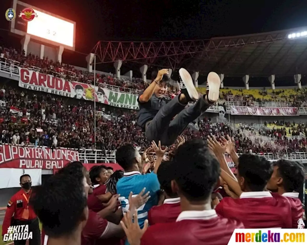 Foto : Timnas Indonesia Lolos Piala Asia U-20 2023, Shin Tae-yong Dilempar ke Udara | merdeka.com