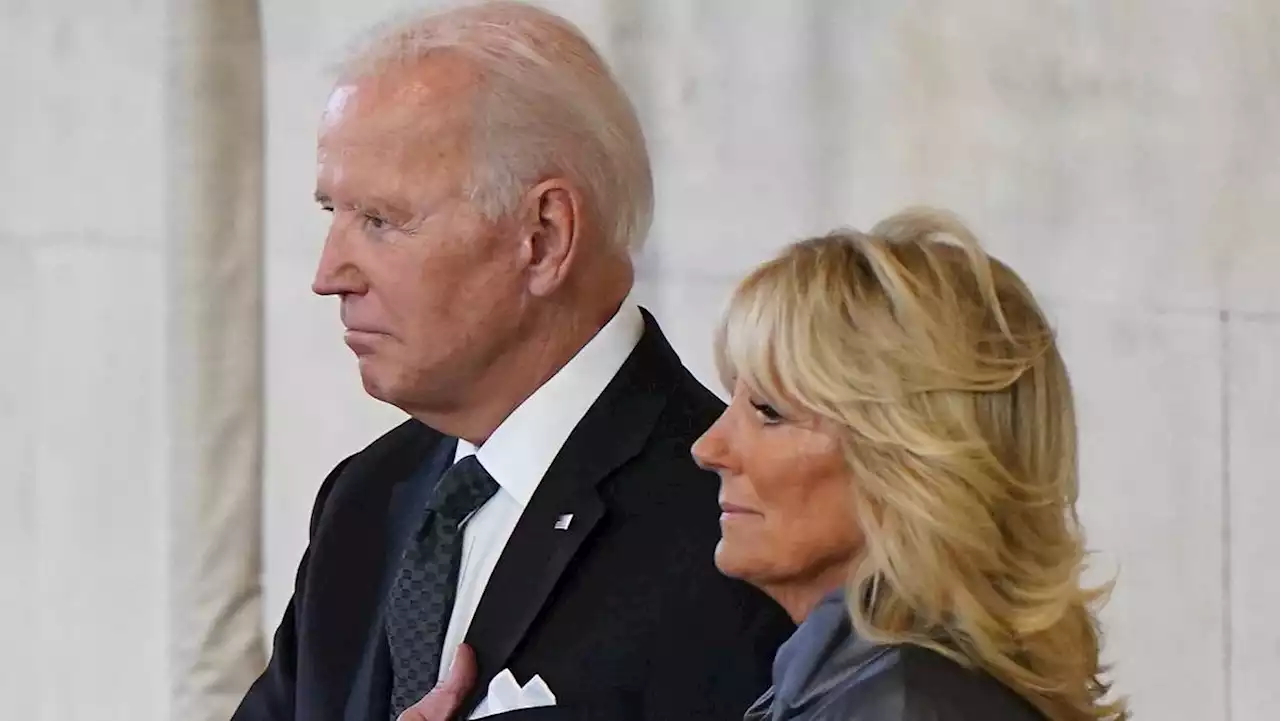 Biden nimmt Abschied am Sarg der Queen