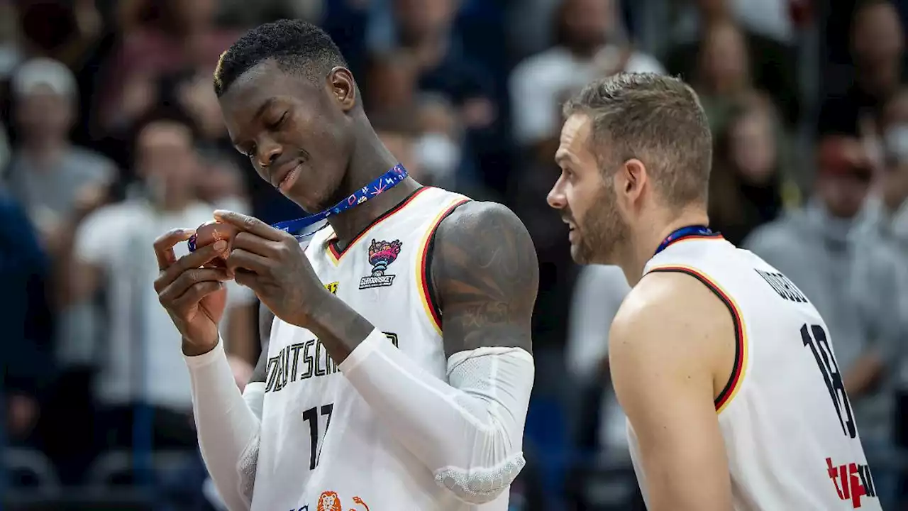 Emotionaler Dennis Schröder will seine Medaille verschenken