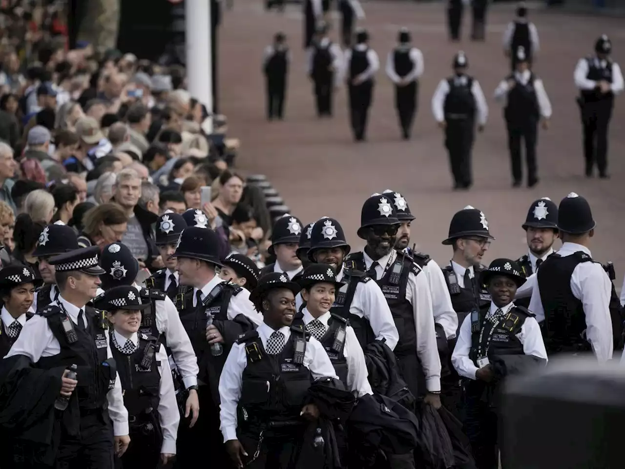 2,300 police to line the route of Queen’s journey to Windsor Castle