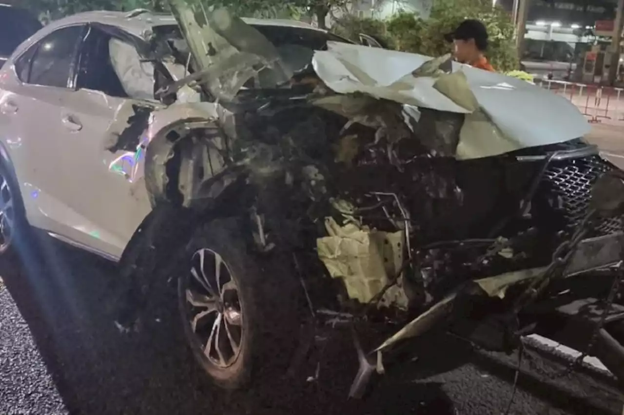 2 Mobil Tabrakan di Tol Semanggi, Toyota Lexus Ringsek