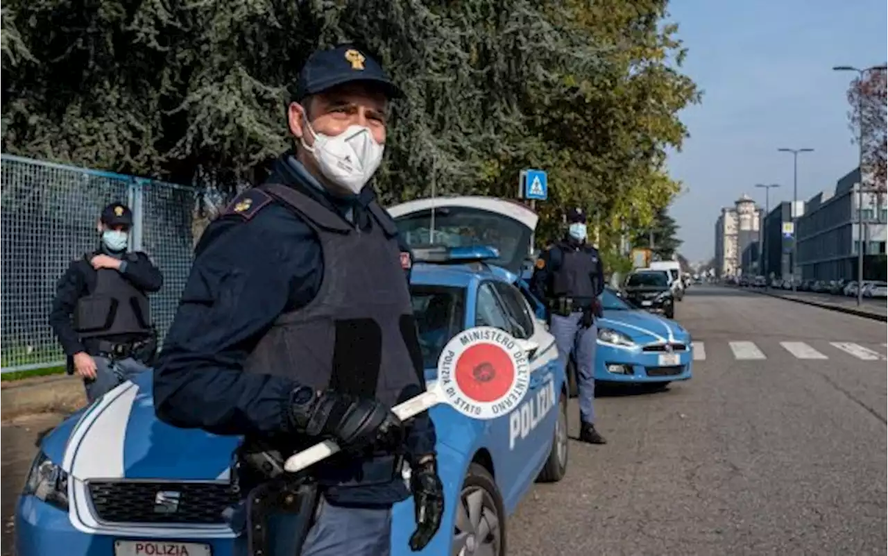 Saltella sul tetto di un'auto in sosta a Napoli, denunciato 16enne