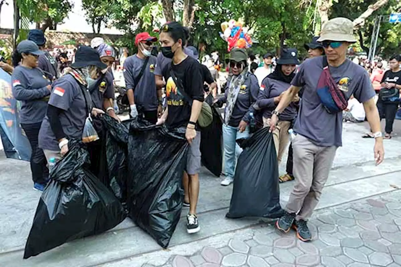 Peringatan World Cleanup Day 2022: Warga Aksi Pungut Sampah di CFD Solo