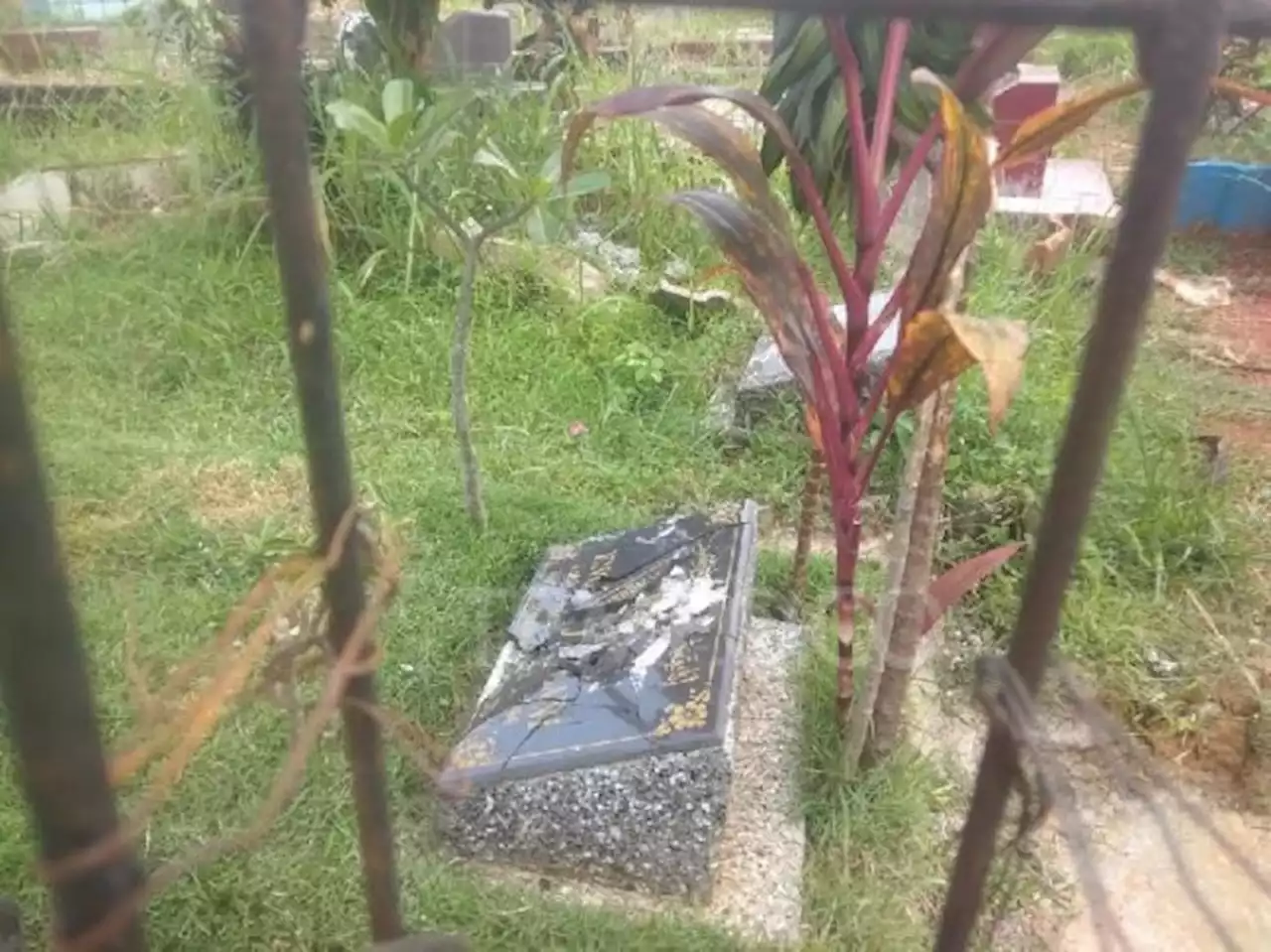 Viral Nisan Makam di Depok Rusak, Pengurus TPU: Mungkin Orang Nggak Sengaja Buang Puing