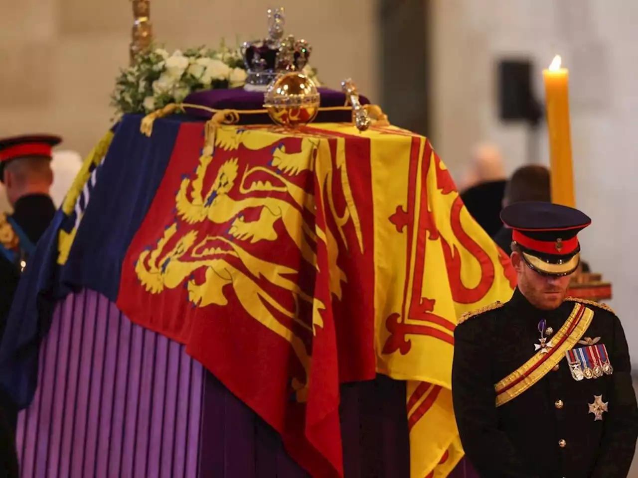 Queen’s eight grandchildren hold silent vigil beside her coffin