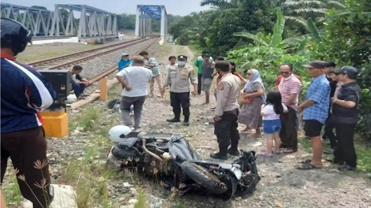 Terobos Pintu Perlintasan, Motor yang Ditunggangi Pasutri Disambar Kereta Api di Muara Enim Sumsel - Tribunnews.com