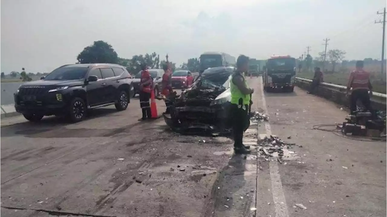 Asap Bakar Rumput Bikin 13 Mobil di Tol Pemalang Tabrakan, 1 Tewas