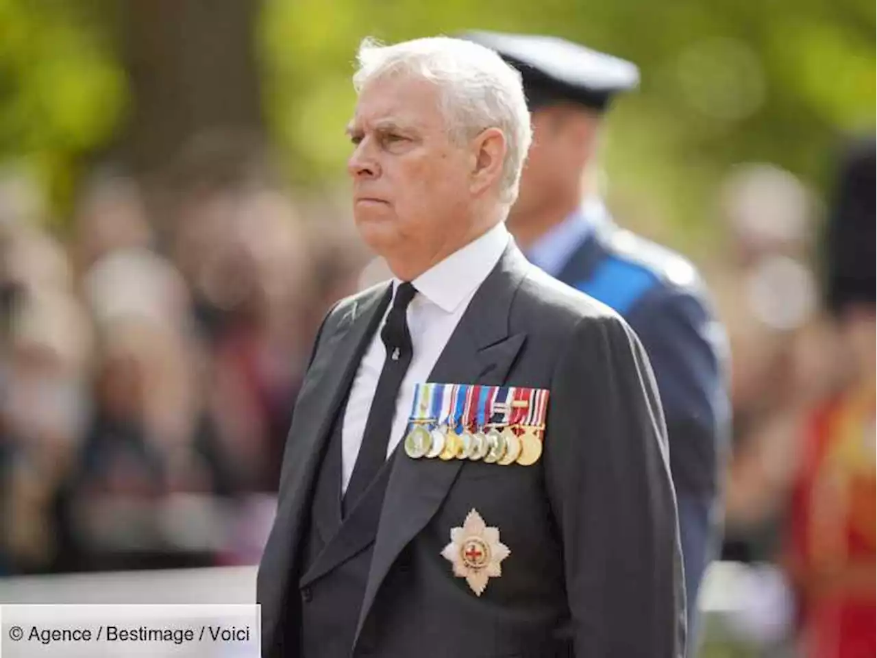 « Votre amour pour un fils » : le prince Andrew rend hommage à la reine Elizabeth II - Voici