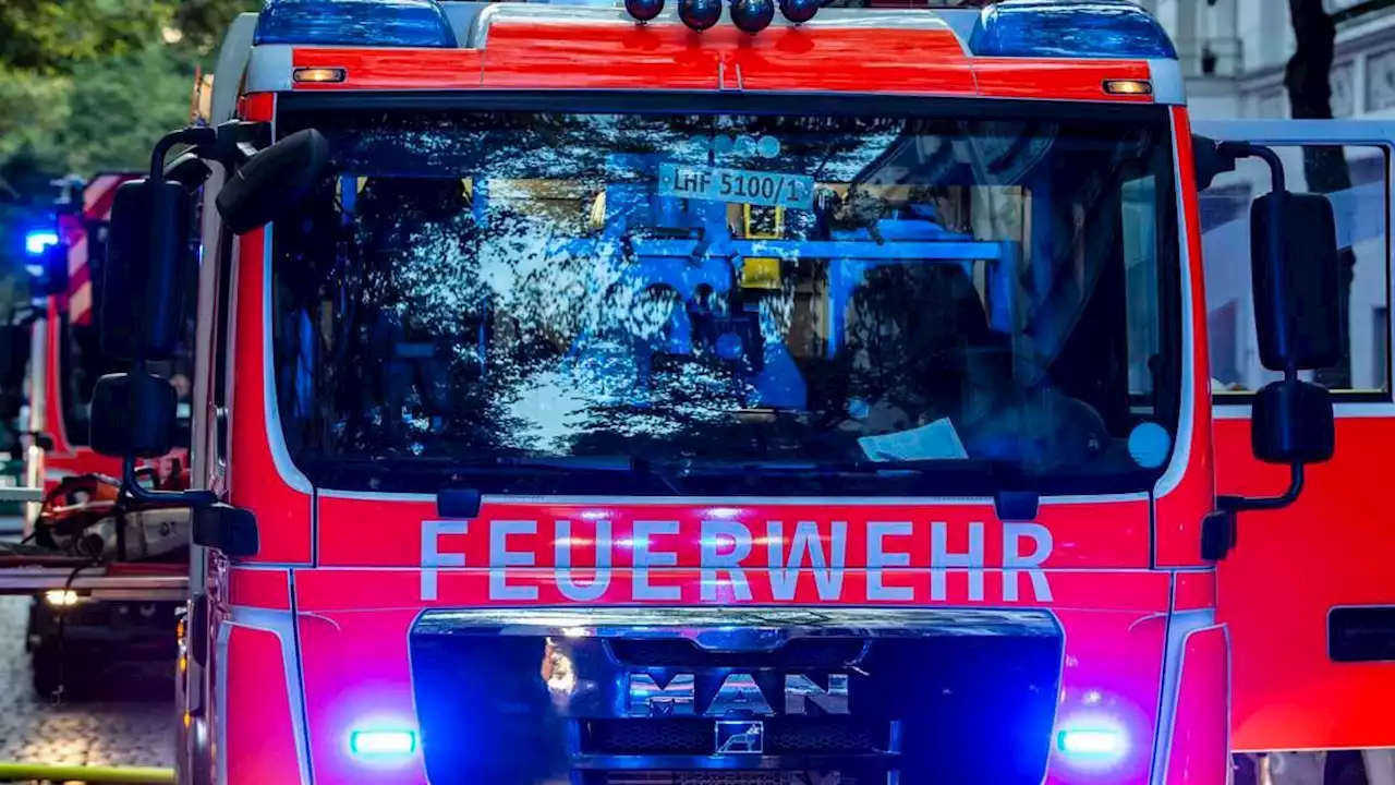 feuerwehr rettet zehn personen aus brennendem mehrfamilienhaus